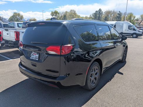 Used 2018 Chrysler Pacifica Limited w/ Advanced Safetytec Group image 3