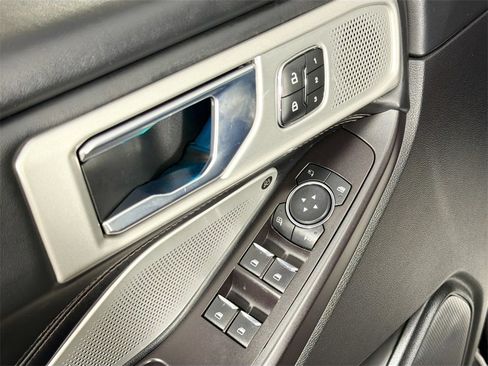 Used 2020 Ford Explorer Platinum image 17