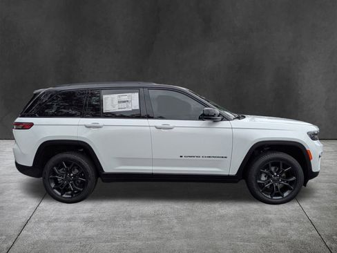New 2025 Jeep Grand Cherokee Limited image 3