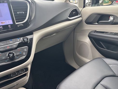 Used 2024 Chrysler Pacifica Touring-L image 35