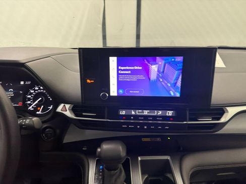 Used 2025 Toyota Sienna LE FWD image 27