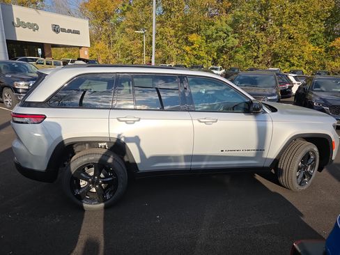 New 2025 Jeep Grand Cherokee Limited w/ Black Appearance Package image 22