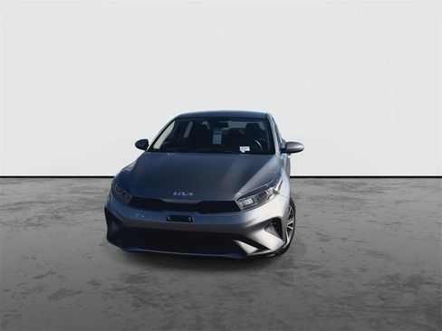 Used 2023 Kia Forte LXS image 3