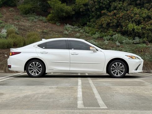 Used 2022 Lexus ES 300h image 6