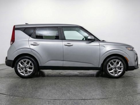 Used 2025 Kia Soul LX w/ LX Technology Package image 11