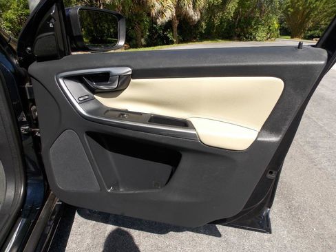 Used 2016 Volvo XC60 T5 Premier w/ Proximity Package FWD image 12