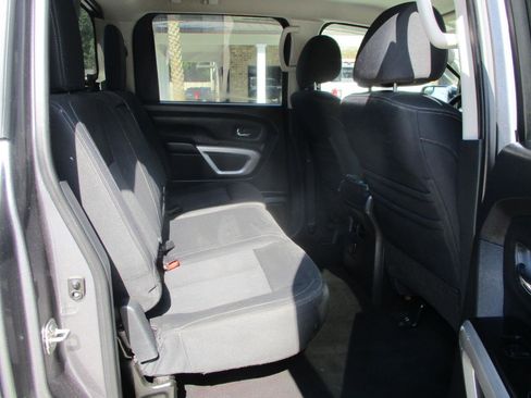 Used 2018 Nissan Titan SV w/ SV Convenience Package RWD image 14