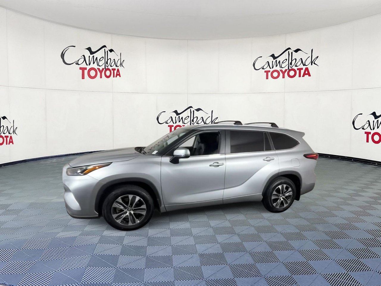 Used 2024 Toyota Highlander XLE FWD image 7