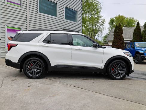 Used 2025 Ford Explorer ST AWD/4WD image 2
