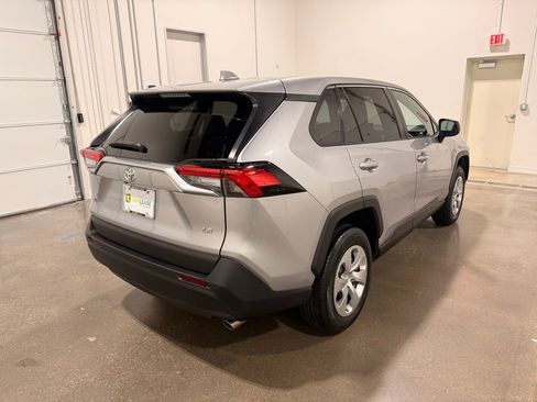 Used 2022 Toyota RAV4 LE image 5
