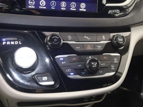 Used 2020 Chrysler Pacifica Touring FWD image 27