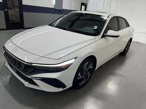 Used 2025 Hyundai Elantra SEL FWD image 23