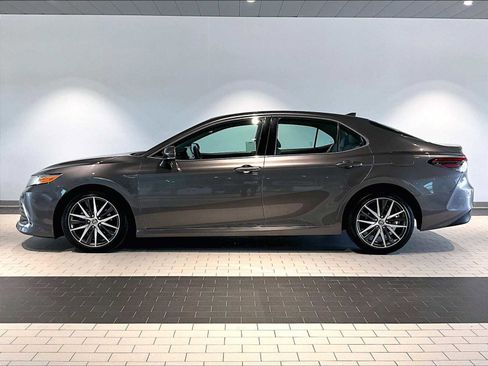 Used 2022 Toyota Camry XLE w/ Carpet Mat Package (TMS) image 2