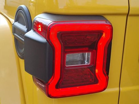 Certified 2020 Jeep Wrangler Unlimited Sahara w/ LED Lighting Group image 24