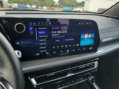 Used 2024 Chevrolet Traverse LT image 20