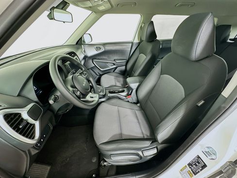 Used 2025 Kia Soul LX w/ LX Technology Package FWD image 13