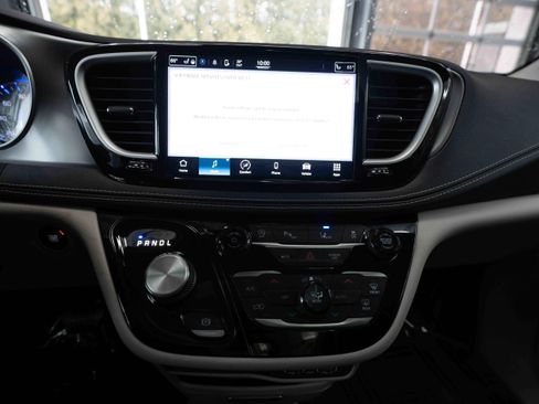Used 2022 Chrysler Pacifica Touring-L image 16