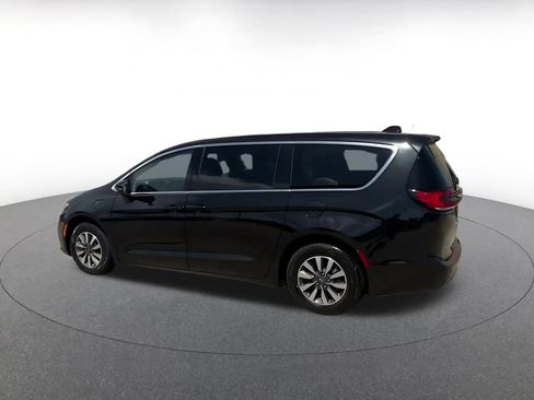 Used 2023 Chrysler Pacifica Touring-L FWD image 10