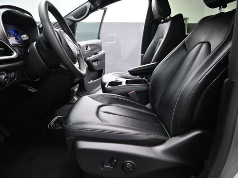 Used 2025 Chrysler Pacifica Select FWD image 10