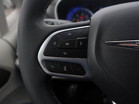 Used 2024 Chrysler Pacifica Touring-L FWD image 19