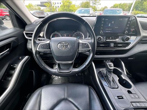 Used 2022 Toyota Highlander XLE FWD image 5