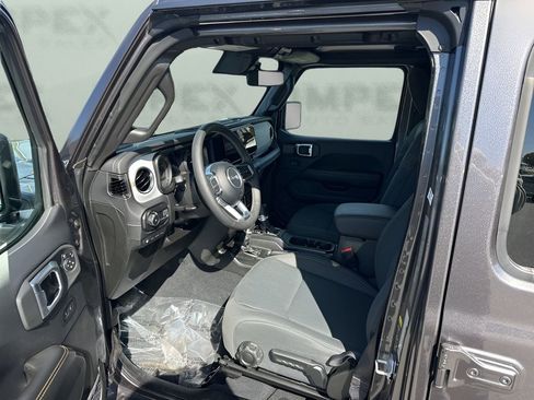 Used 2025 Jeep Wrangler Unlimited Sahara image 10