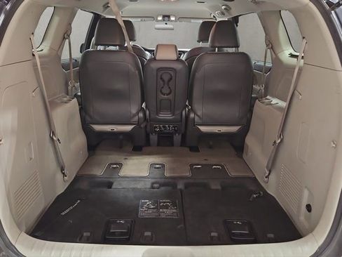 Used 2017 Kia Sedona LX w/ LX Essentials Premium Package image 24