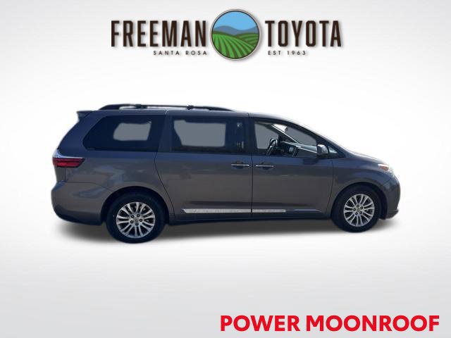 Used 2017 Toyota Sienna XLE w/ XLE Navigation Package FWD image 4