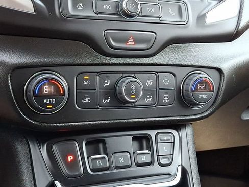 Used 2021 GMC Terrain SLE w/ Driver Convenience Package AWD/4WD image 17
