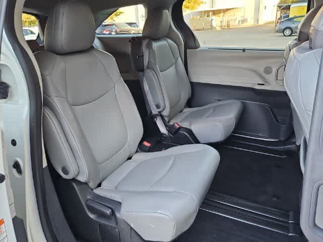 Used 2022 Toyota Sienna XLE FWD image 19