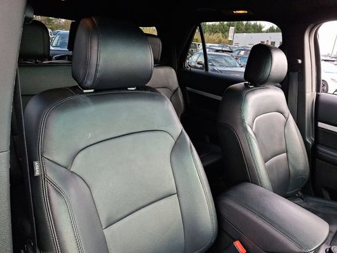 Used 2016 Ford Explorer XLT w/ Equipment Group 202A image 13