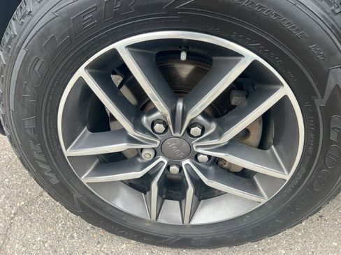 Used 2019 Jeep Grand Cherokee Limited AWD/4WD image 10