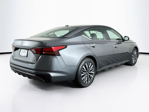 Used 2025 Nissan Altima 2.5 SV FWD image 9