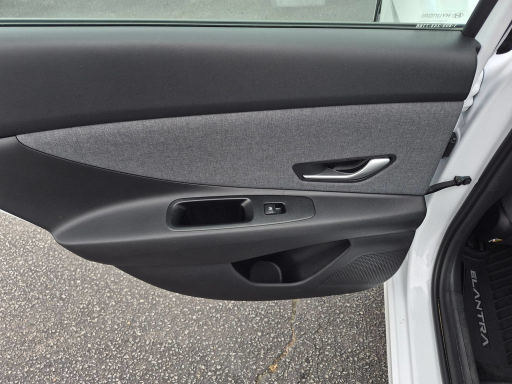 Used 2025 Hyundai Elantra Limited FWD image 26