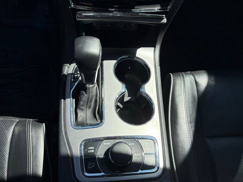 Used 2019 Jeep Grand Cherokee Overland AWD/4WD image 22