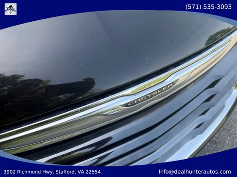 Used 2015 Chrysler Town & Country S FWD image 5