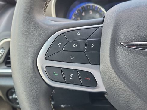 Used 2025 Chrysler Pacifica Select FWD image 13
