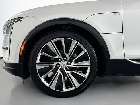 Used 2025 Cadillac Lyriq Luxury w/ LPO, Floor Liner Package AWD/4WD image 10