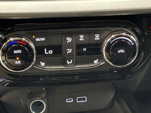 Used 2025 Chevrolet Trax LT w/ Sunroof Package FWD image 29