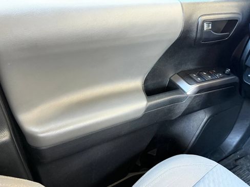 Used 2021 Toyota Tacoma SR5 AWD/4WD image 33