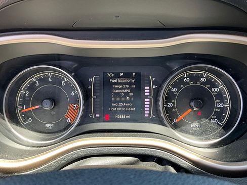 Used 2015 Jeep Cherokee Latitude w/ Cold Weather Group AWD/4WD image 12