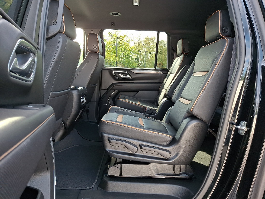 Used 2024 GMC Yukon XL AT4 w/ Technology Package AWD/4WD image 13