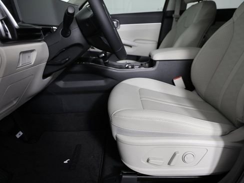 Certified 2025 Kia Sorento S w/ Panoramic Sunroof Package image 12