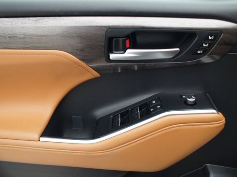 Used 2025 Toyota Highlander Platinum image 30