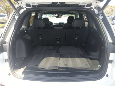Used 2023 Jeep Grand Cherokee Altitude RWD image 12