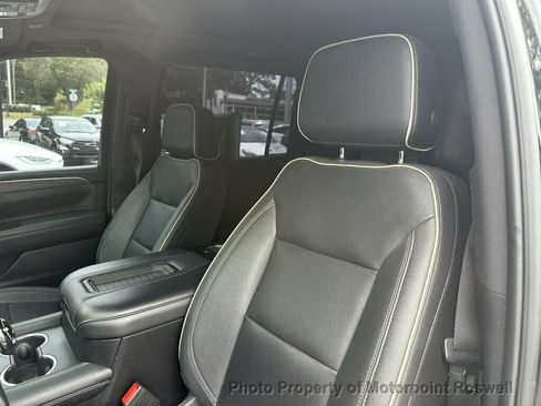 Used 2023 GMC Yukon XL SLT w/ SLT Premium Package RWD image 7