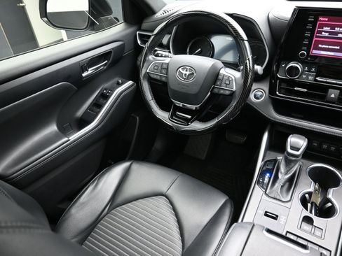 Used 2021 Toyota Highlander XSE FWD image 24