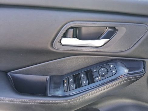 Used 2024 Nissan Rogue SV FWD image 18
