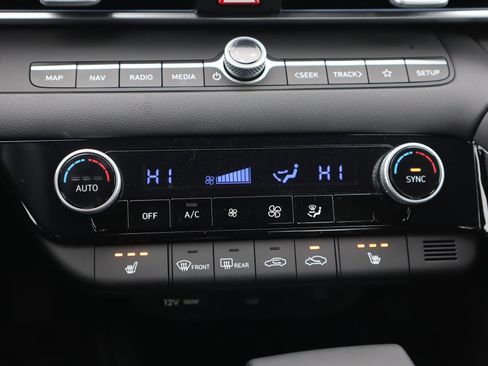 New 2025 Hyundai Elantra Limited image 17