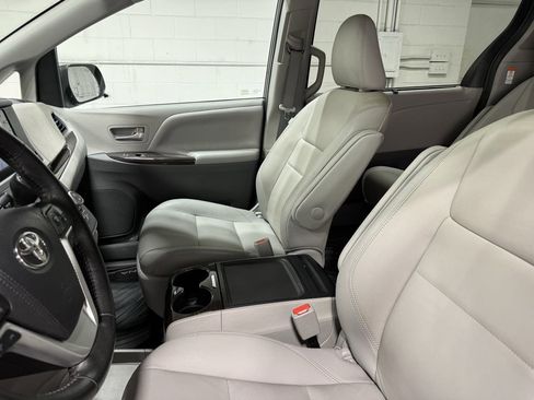 Used 2020 Toyota Sienna XLE w/ XLE Navigation Package image 13